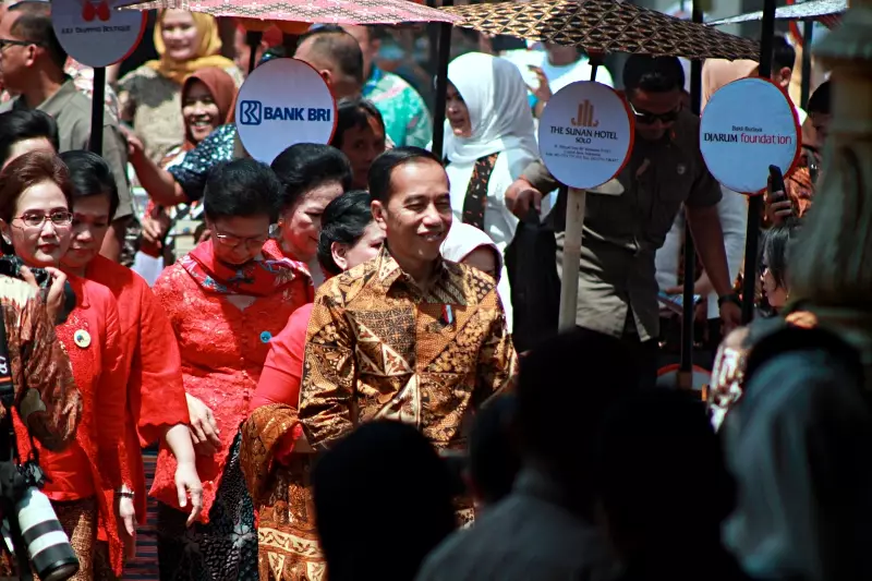 Presiden Jokowi ajak anak muda menyintai dan memanggungkan batik   