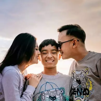 8 Momen Betrand Peto pulang kampung ke NTT, disambut prosesi adat