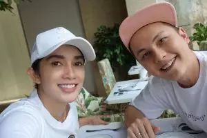 Ussy Sulistiawaty unggah foto lawas, komentar suaminya bikin baper