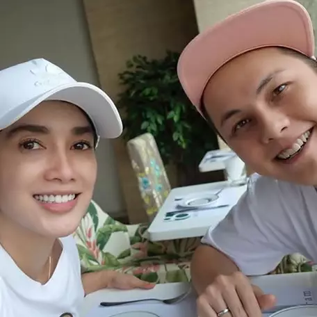Ussy Sulistiawaty unggah foto lawas, komentar suaminya bikin baper