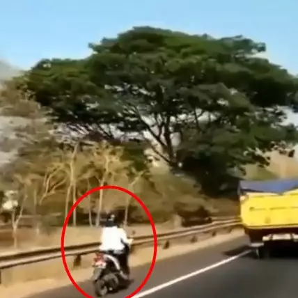 Viral, video emak-emak terobos jalan tol pakai motor di Surabaya