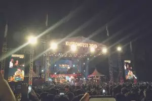 Aksi memukau Didi Kempot duet bareng pesepak bola di Kustomfest 2019