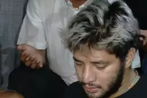 Momen ketegaran Ammar Zoni makamkan bayi kembarnya, penuh air mata