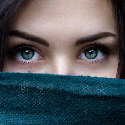 13 Cara menebalkan alis mata secara alami, cepat, tanpa efek samping