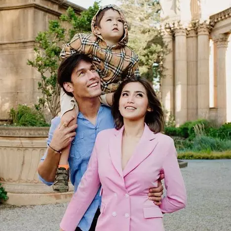 Pakai sepatu &amp; sandal sebelah, alasan El Barack ini bikin haru