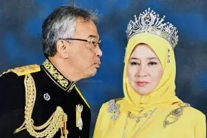 Momen Raja Malaysia ingin cium istrinya ini bikin gemas