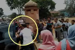 Selain Wiranto, ajudan dan seorang polisi juga kena tusuk