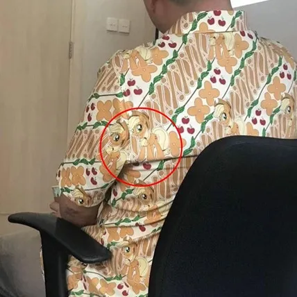 Keanehan di 10 foto cowok ini bikin lihat dua kali