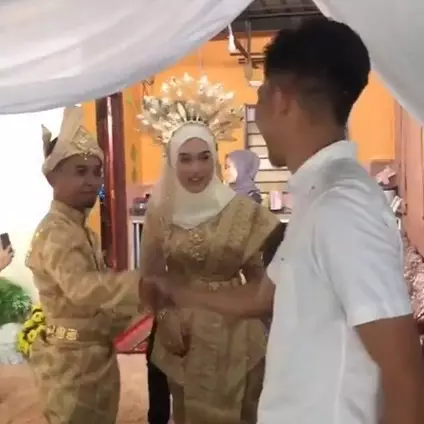 Resepsi didatangi mantannya istri, aksi pengantin pria bikin salting