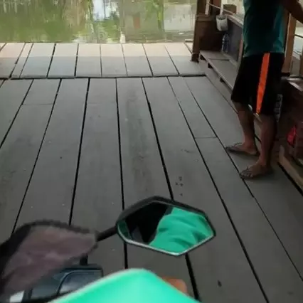 Lagi buru-buru, driver ojek online ini potong jalan nyebrang kali