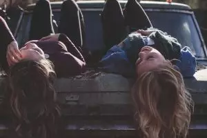 40 Kata-kata sedih buat sahabat paling menyentuh hati