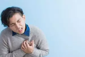 Ini beda nyeri dada biasa dan penyakit jantung, wajib tahu