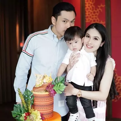 Gaya Harvey Moeis temani anaknya naik bis umum curi perhatian