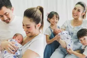 7 Momen manis Ayu Dewi bareng keluarga pascamelahirkan