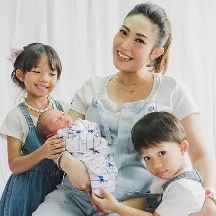 7 Momen manis Ayu Dewi bareng keluarga pascamelahirkan