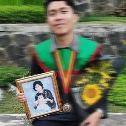 Kenang almarhum ibu saat wisuda, curhatan cowok ini bikin mewek