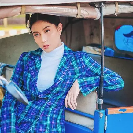 Awkarin beri motor baru ke driver ojek online yang kemalingan