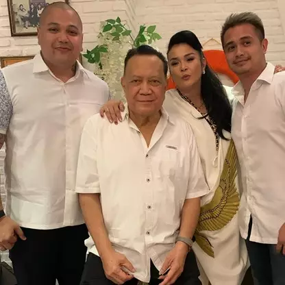 10 Momen ultah ayah Jennifer Ipel, awet muda di usia 75 tahun