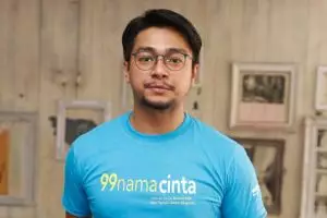 Ini alasan Deva Mahenra merasa canggung berperan jadi ustaz