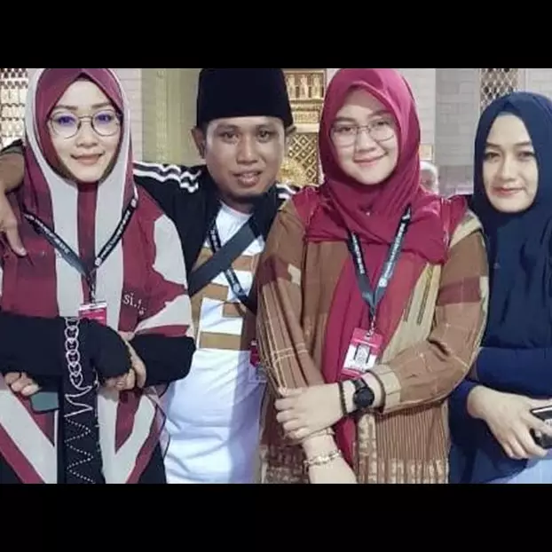 Viral Lora Fadil lip sync lagu 'Madu Tiga' bersama tiga istrinya