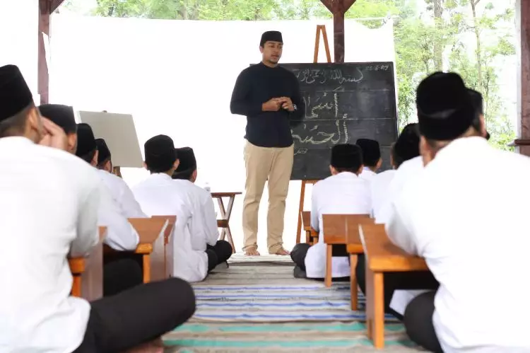 Deva Mahenra perankan anak kyai di Film 99 Nama Cinta