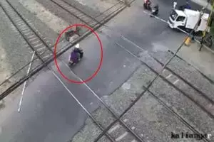 Emak-emak ini tabrak pintu perlintasan kereta api hingga copot