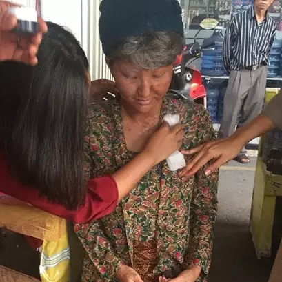 Nyamar jadi nenek tua, Sarwendah malah diusir