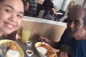Ajak makan pengemis tua, cewek ini kaget ternyata mantan dosennya