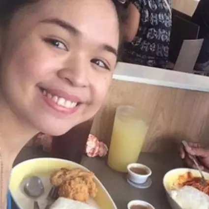 Ajak makan pengemis tua, cewek ini kaget ternyata mantan dosennya