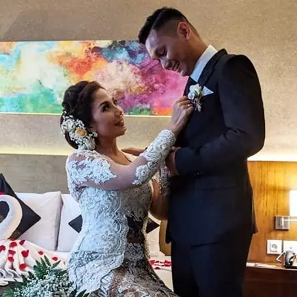 5 Seleb punya pasangan beda 17 tahun, termasuk Emma Waroka