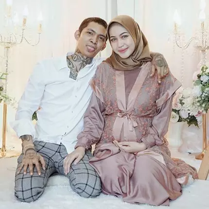 8 Momen syukuran tujuh bulan kehamilan istri Young Lex