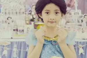 Gaya 5 anak seleb bak princess saat ultah ini bikin gemas