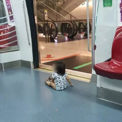 Aksi pria biarkan anaknya sendirian dekat pintu MRT, miris