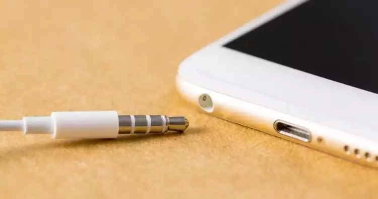 Cara bersihkan colokan headphone di smartphone, mudah & ampuh
