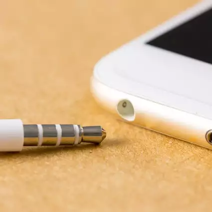 Cara bersihkan colokan headphone di smartphone, mudah &amp; ampuh