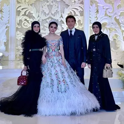 Gaun 6 seleb saat jadi tamu di pernikahan ini saingi pengantin
