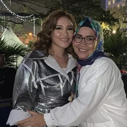 5 Foto lawas ibu Ayu Ting Ting, gaya rambutnya ikonik