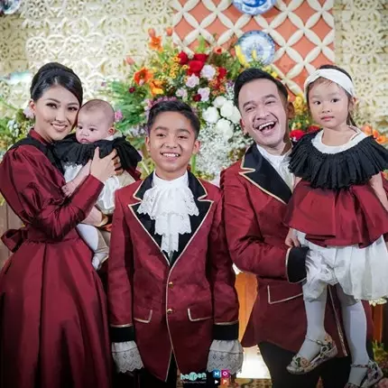 4 Seleb gelar pesta mewah anniversary pernikahan, bertabur artis