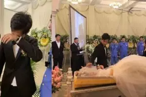 Kisah pria menikah sekaligus memakamkan istri di hari yang sama
