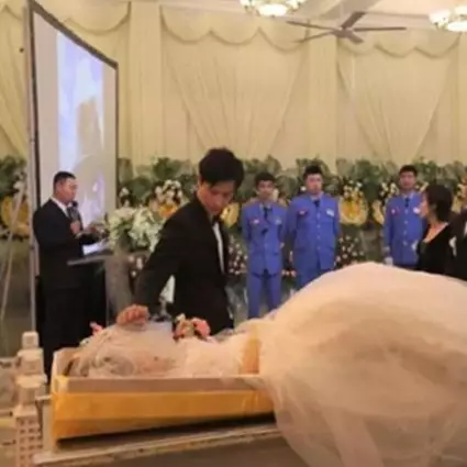 Kisah pria menikah sekaligus memakamkan istri di hari yang sama