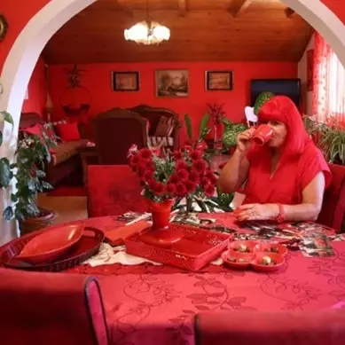 Perempuan ini terobsesi warna merah, kisahnya bikin geleng-geleng