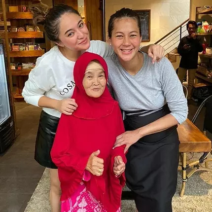 Momen pertemuan Marshanda dan Nenek Iroh ini penuh haru