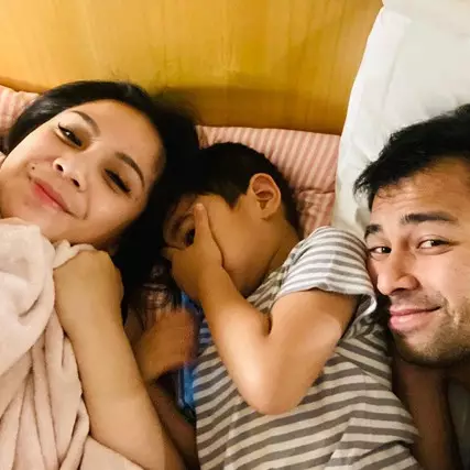 Ketiduran di mobil, gaya stylish Nagita Slavina jadi sorotan