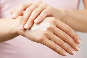 Tips mengatasi kulit kering saat cuaca panas terik