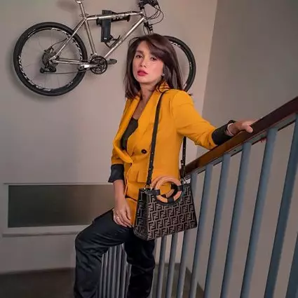 Wajah Ussy Sulistiawaty saat belanja di pasar, bikin salah fokus