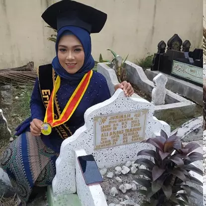 Kisah haru perjuangan cewek kejar wisuda demi ibunya yang sakit