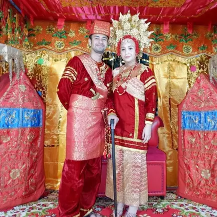 Foto pakai baju adat Minang, gaya Nagita Slavina tuai sorotan