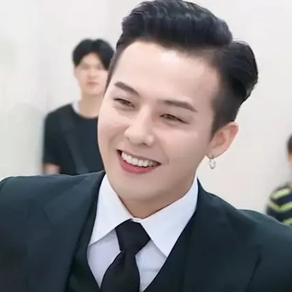 10 Potret G-Dragon pulang wajib militer, disambut 3000 fans