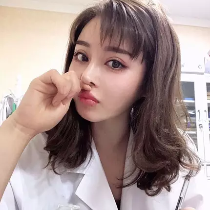 Viral penampilan asli dokter cantik, pahanya jadi sorotan