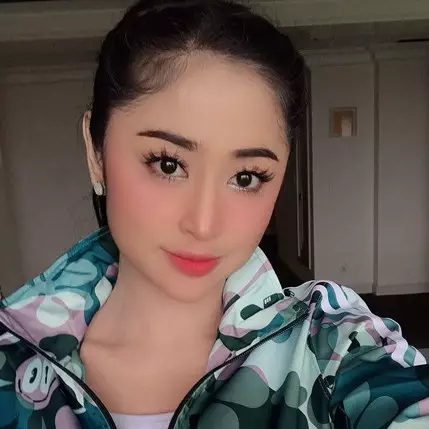 Unggah foto terbaru, Dewi Perssik disebut mirip Awkarin